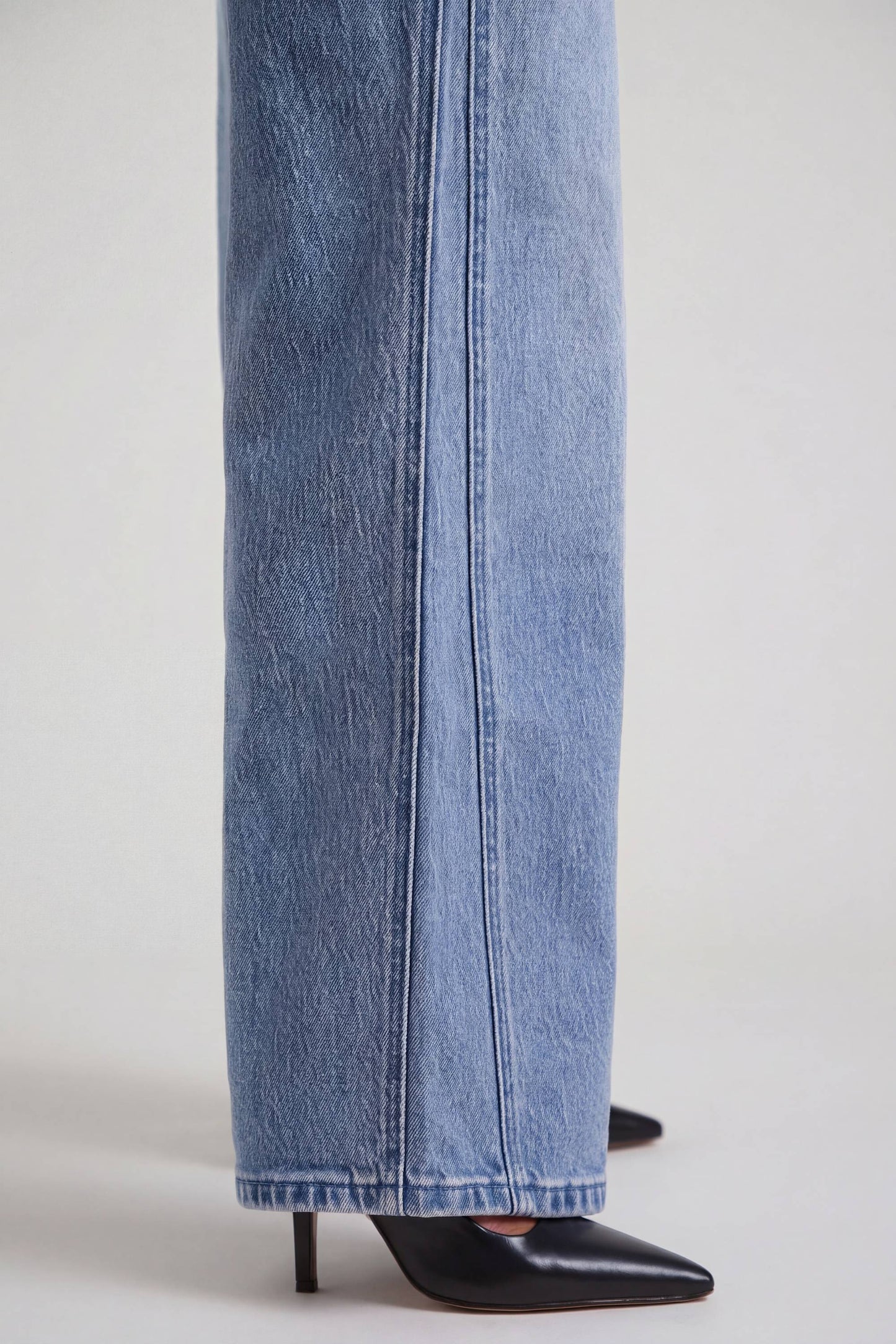 Low-Rise Wide-Leg Jeans in Vintage Wash