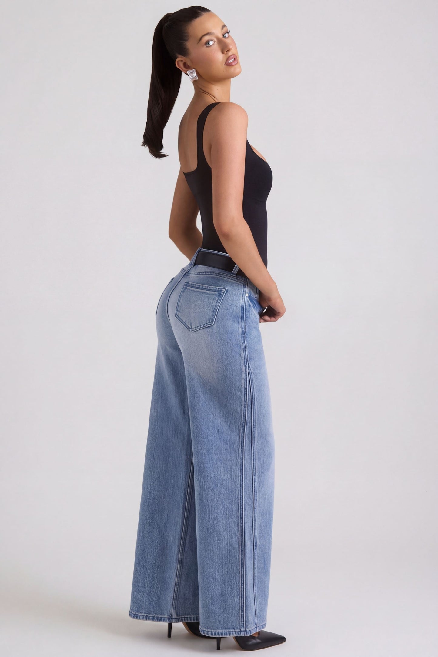 Low-Rise Wide-Leg Jeans in Vintage Wash